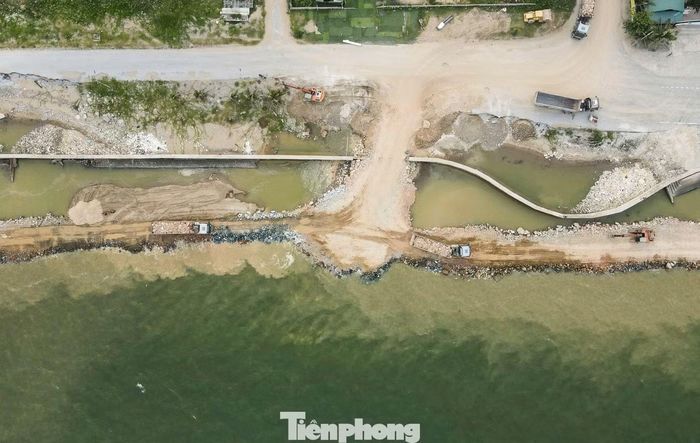 Đơn vị thực hiện dự án cho biết không chỉ phụ thuộc vào thủy triều, quá trình thi công còn gặp khó do nguồn nguyên vật liệu. Doanh nghiệp đang tổ chức đẩy nhanh tiến độ các hạng mục quan trọng như bơm bao cát chắn sóng, thả đá hộc chân khay, đảm bảo an toàn đê kỳ trước mùa mưa bão.