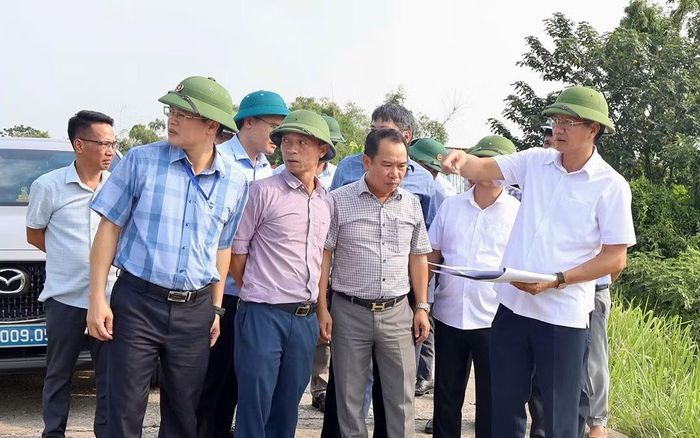 Ông Lê Anh Quân - Phó Chủ tịch Thường trực UBND TP Hải Phòng cùng liên ngành, địa phương khảo sát thực tế khu vực triển khai dự án đường sắt tốc độ cao Hà Nội - Quảng Ninh.