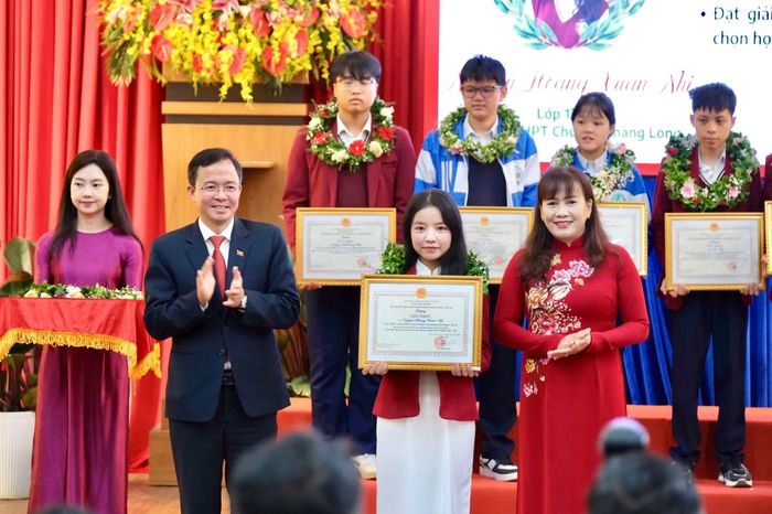 Lãnh đạo phường Xuân Hương - Đà Lạt tặng giấy khen cho học sinh tiêu biểu năm học 2025-2026.