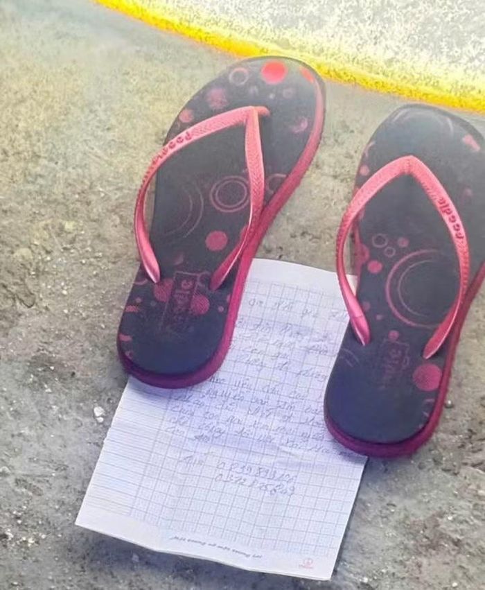 Người phụ nữ bỏ lại dép, mẩu giấy nhắn trên cầu rồi bồng con đi chơi khiến nhiều người được phen tá hỏa. Ảnh chụp màn hình