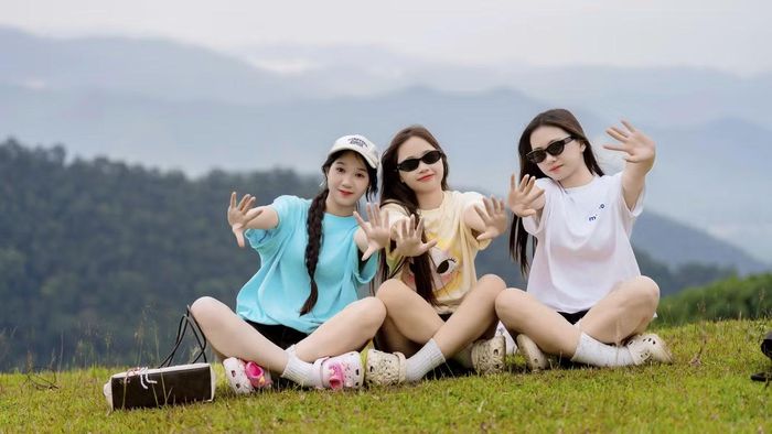 Cao nguyên Đồng Cao nằm ở độ cao khoảng 1.000m so với mực nước biển. Nơi đây được ví như "Sa Pa thu nhỏ" hay thảo nguyên xanh của miền Bắc, nổi tiếng với khung cảnh hoang sơ.