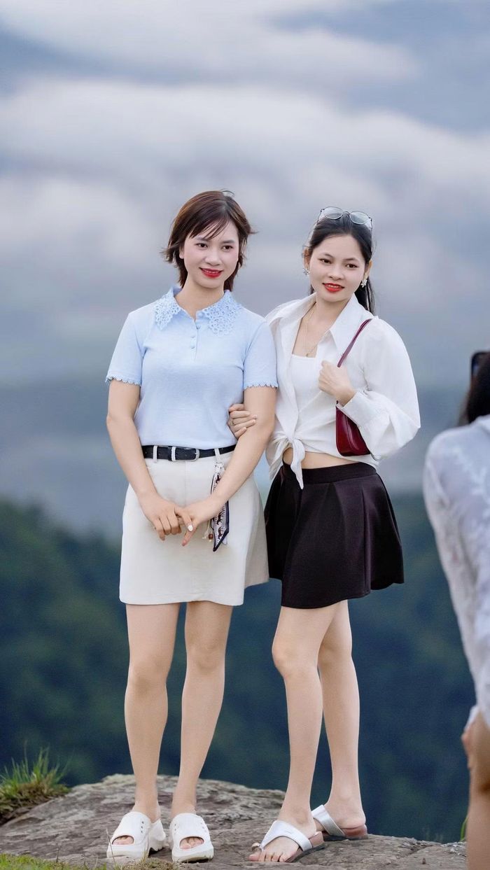 Nhiều bạn trẻ đến Đồng Cao từ sáng sớm để check - in cùng biển mây.