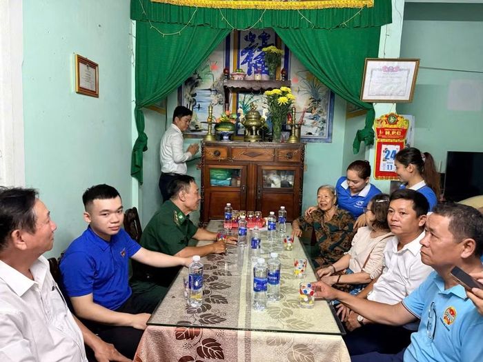 Anh Lân (thứ 2, bìa phải) cùng các lực lượng chức năng luôn kề cạnh, hỗ trợ những gia đình có hoàn cảnh đặc biệt.