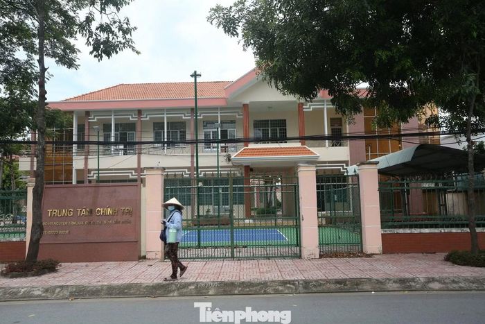 Trung tâm Chính trị huyện Cần Đước cũ cũng là một trong những tài sản công dôi dư và được chuyển giao cho địa phương (xã Cần Giuộc) quản lý.