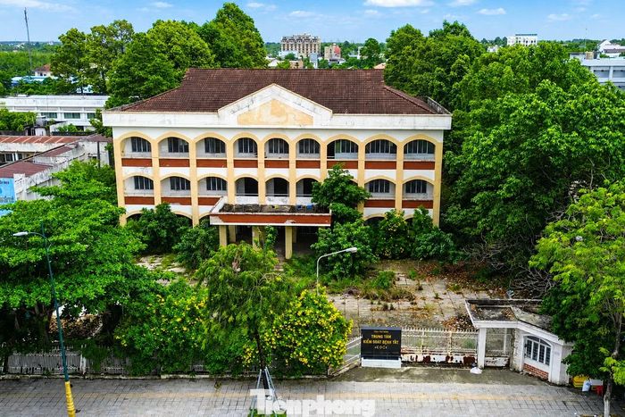 Tại phường Tân Ninh, cơ sở Trung tâm Kiểm soát bệnh tật (CDC) trên đường 30 Tháng 4 cũng đã tạm ngưng hoạt động sau quá trình sắp xếp. Đây là một trong những cơ sở được đưa vào diện rà soát để có phương án xử lý phù hợp. Trước đó, hình ảnh cơ sở này bỏ trống cũng được ghi nhận.
