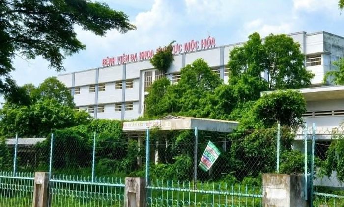 Bệnh viện đa khoa khu vực Một Hóa (cũ) trên đường 30 Tháng 4 cũng rơi vào cảnh tương tự. Khuôn viên rộng nhưng vắng bóng người, cỏ dại phủ kín nhiều khu vực. Một số hạng mục công trình đã xuống cấp sau thời gian dài không sử dụng.