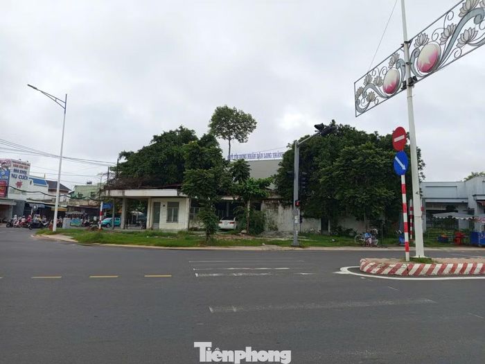 Theo danh mục tài sản công chuyển giao được công bố ngày 12/8, có 65 xã, phường trên địa bàn Tây Ninh có cơ sở nhà, đất dôi dư. Phường Tân Ninh có số lượng nhiều nhất với 31 cơ sở, tiếp đến là Bến Cầu 25 cơ sở, Tân Thạnh 24 cơ sở, Tân Hưng 17 cơ sở và Châu Thành 16 cơ sở.