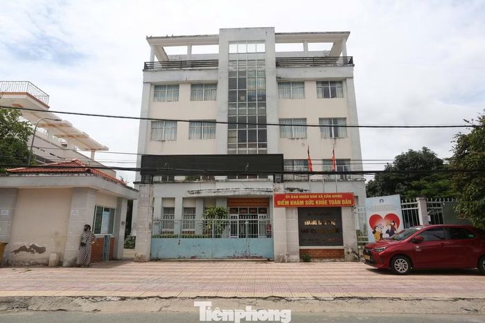 Trung tâm Y tế khu vực Cần Giuộc là một trong 12 tài sản công dôi dư. Cơ sở này đã được chuyển giao cho Trung tâm Cung ứng dịch vụ sự nghiệp công thuộc UBND xã Cần Giuộc quản lý, khai thác.
