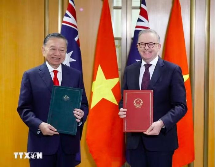 Tổng Bí thư, Chủ tịch nước Tô Lâm và Thủ tướng Úc Anthony Albanese trao Tuyên bố chung. Ảnh: TTXVN.
