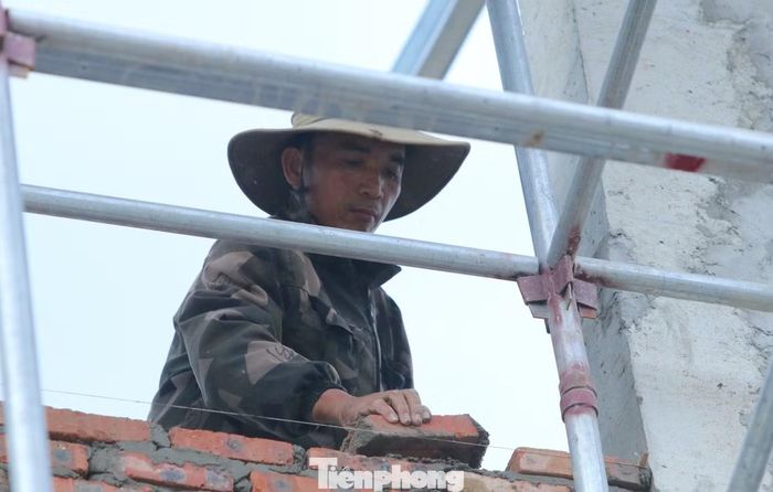 Dưới cái nắng oi bức của miền Tây Nghệ An, những người thợ vẫn miệt mài làm việc. Mồ hôi thấm đẫm áo, nhưng nhịp thi công không vì thế mà chậm lại.