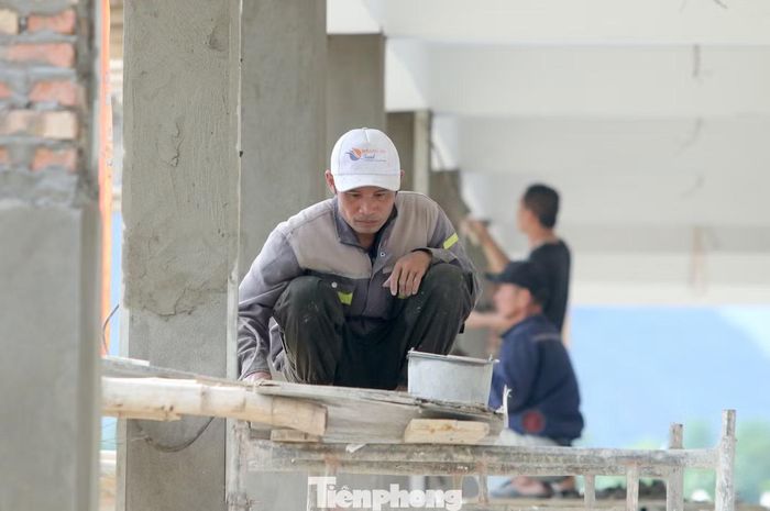 Ông Nguyễn Quang Cường cho biết công trình khởi công ngày 15/1, nhưng do chưa có mặt bằng nên đến ngày 12/3 mới có thể triển khai thực tế. Ngày 18/3, những cọc đầu tiên mới được ép để thí nghiệm, đến ngày 10/4 bắt đầu đào móng khối nhà đầu tiên.