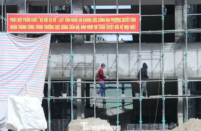 Mỗi người một công việc, mỗi đội một phần việc, nhưng ai cũng đồng lòng nỗ lực đưa công trình về đích đúng tiến độ.