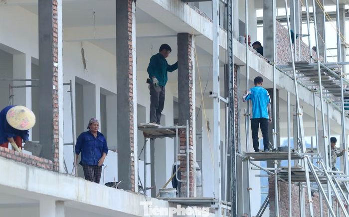 Thời gian thi công bị rút ngắn khiến áp lực tiến độ càng lớn. Các đơn vị phải huy động tối đa nhân lực, máy móc, tổ chức nhiều mũi thi công cùng lúc. Bên cạnh đó, thời gian qua, mưa nhiều gây không ít khó khăn cho việc xây dựng.