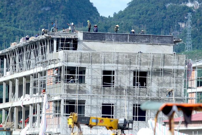 Mỗi tốp công nhân bám một phần việc, từ xây dựng, hoàn thiện đến lắp đặt các hạng mục kỹ thuật. Tất cả cùng hướng đến mục tiêu chung là đẩy nhanh tiến độ công trình.