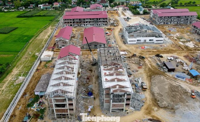 Từ trên cao, công trường xây dựng trường nội trú xã Môn Sơn (Nghệ An) hiện lên với những khối nhà kiên cố san sát nhau.