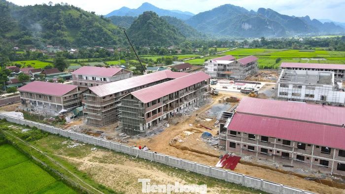 Đến nay, 10 trong tổng số 12 khối nhà đã được lợp mái. Hai khối còn lại đang được khẩn trương hoàn thiện để lợp trong những ngày tới.