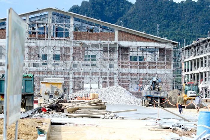 Theo ông Nguyễn Quang Cường, đại diện đơn vị giám sát tại công trường, đến nay công trình đã đạt khoảng 70% giá trị. Với nhiệm vụ được giao, cuối tháng 8 trường phải hoàn thành 5 khối nhà để đón học sinh, gồm các khu chính, khối nhà học, hiệu bộ, nhà ăn... Hiện cổng, tường rào, đường nội bộ và sân đã hoàn thiện.