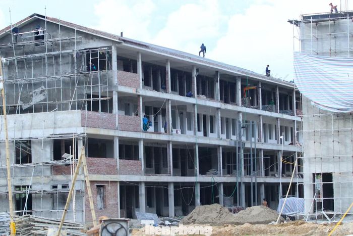 Khi không thể thi công ngoài trời, các tốp thợ chuyển vào bên trong những khối nhà để hoàn thiện các hạng mục. “Không có khái niệm nghỉ dù nắng hay mưa” trở thành tinh thần chung của công trường trong cuộc đua về đích.