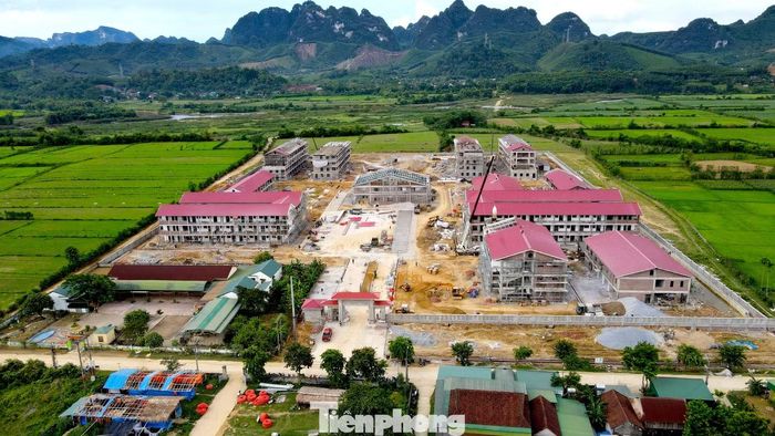 Trường nội trú liên cấp﻿ Môn Sơn được xây dựng trên khuôn viên rộng 5 ha. Toàn công trình có 12 khối nhà cao tầng, gồm 2 khối nhà học cao 3 tầng, 6 khối ký túc xá, trong đó 4 khối dành cho học sinh cao 4 tầng và 2 khối cao 2 tầng dành cho giáo viên. Ngoài ra còn có nhà ăn, thư viện, khu hiệu bộ và các hạng mục phục vụ sinh hoạt, học tập.