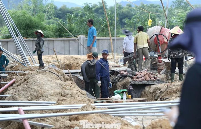 Trên công trường hiện có gần 500 người, gồm khoảng 400 công nhân và 80 cán bộ, chiến sĩ bộ đội địa phương tham gia hỗ trợ.