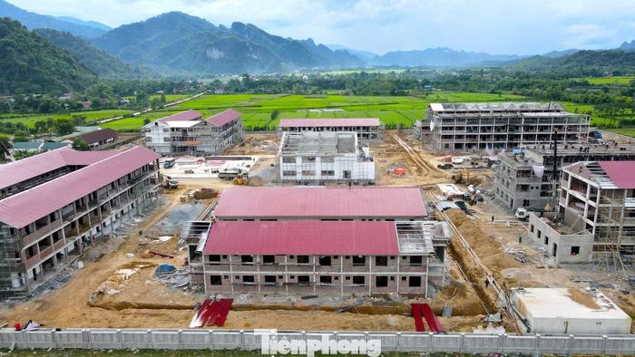 Phía sau những dãy nhà đang dần hoàn thiện là niềm mong đợi của học sinh và phụ huynh vùng biên. Khi hoàn thành, trường nội trú Môn Sơn sẽ tạo thêm điều kiện để học sinh ở các bản làng xa xôi được học tập, ăn ở và sinh hoạt trong môi trường khang trang, đồng bộ.