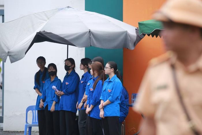 Chiều 14/8, hơn 300 thí sinh tại điểm thi Trường THPT Chuyên Tuyên Quang bước vào bài thi môn Toán. Ghi nhận tại điểm thi, thời tiết có mưa nhỏ. Tại khu vực cổng trường, nhiều đoàn viên, thanh niên tình nguyện trong màu áo xanh có mặt để hỗ trợ, hướng dẫn thí sinh tham dự kỳ thi.