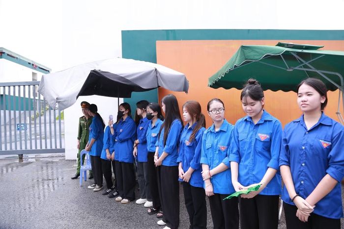 Chị Lê Trang Linh - Bí thư Đoàn Phường Minh Xuân cho biết, trong ngày 14/8, Đoàn phường huy động khoảng 40 đoàn viên, phối hợp với lực lượng công an phường phân làn, phân luồng giao thông, hỗ trợ nước uống cho thí sinh sau khi hoàn thành bài thi. Bên cạnh đó, lực lượng đoàn viên chủ yếu động viên tinh thần, hỗ trợ các thí sinh trong quá trình tham gia kỳ thi.