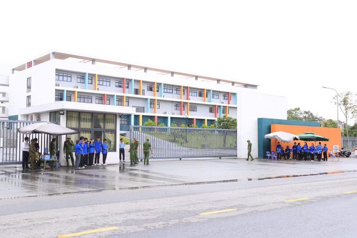 Đoàn viên, thanh niên có mặt tại điểm thi Trường THPT Chuyên Tuyên Quang, hỗ trợ thí sinh trong ngày thi lại.