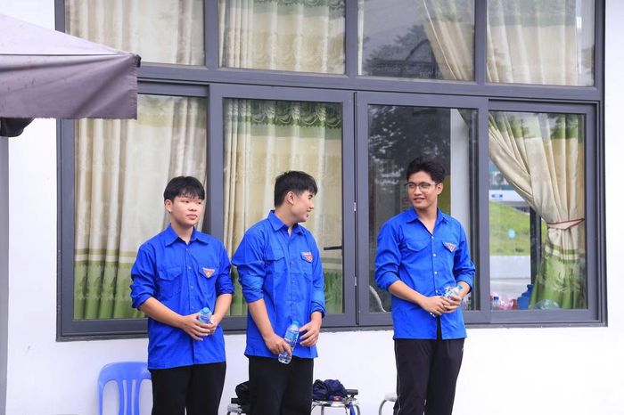 Sắc xanh tình nguyện nổi bật trước cổng Trường THPT Chuyên Tuyên Quang trong chiều 14/8.