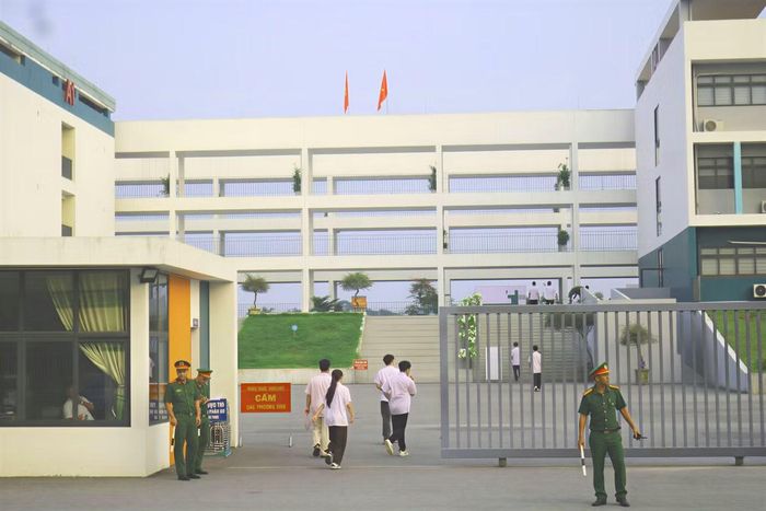 Thí sinh bước vào điểm thi THPT Chuyên Tuyên Quang ngày 14/8 (ảnh: Thành Đạt)