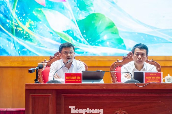 Cụ thể, HĐND tỉnh Quảng Ninh đã thông qua 10 chính sách tương ứng với khoản ngân sách khoảng 800 tỷ để hỗ trợ ngành giáo dục như trang bị thiết bị, sữa học đường, xe buýt đưa đón, ở nội trú cho học sinh vùng cao.... Cùng với, Hiệu trưởng Trường ĐH Hạ Long - Nguyễn Đức Tiệp cũng giải đáp các thắc mắc của học sinh, sinh viên trong định hướng nghề nghiệp, các ngành học ưu tiên theo nhu cầu sử dụng lao động của tỉnh đang được nhà trường đào tạo sẽ là chìa khóa cho các em học sinh khi bước vào giảng đường đại học.