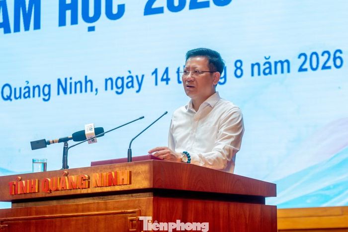 Ông Nguyễn Việt Dũng - Giám đốc Sở Giáo dục và Đào tạo khẳng định, ngành giáo dục Quảng Ninh đang tiếp tục phát triển không ngừng nhằm đáp ứng nhu cầu dạy và học của giáo viên, học sinh, sinh viên. Thông qua buổi gặp mặt và đối thoại với lãnh đạo tỉnh ngày hôm nay, học sinh, sinh viên tỉnh nhà sẽ tiếp tục viết tiếp những câu chuyện đẹp của tuổi trẻ để phát triển Quảng Ninh ngày càng giàu đẹp. Ngành giáo dục sẽ tập trung nâng cao chất lượng giáo dục thực chất, đẩy mạnh chuyển đổi số, ứng dụng trí tuệ nhân tạo và tạo mọi điều kiện tốt nhất để thế hệ trẻ Quảng Ninh phát triển toàn diện.