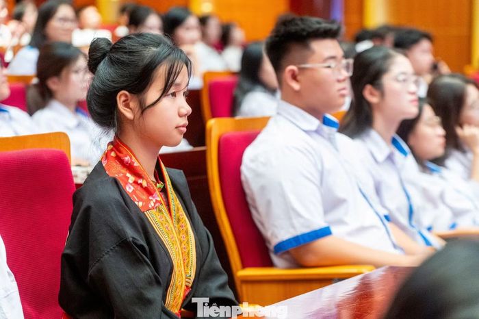 Cùng với đó, nhiều học sinh mong muốn đề xuất, tỉnh tiếp tục duy trì, mở rộng chính sách hỗ trợ học phí, chế độ dinh dưỡng đặc thù. Đẩy mạnh các đề tài nghiên cứu khoa học ứng dụng AI vào giảng dạy và thực tiễn, đồng thời có thêm cơ chế thu hút, tạo việc làm cho nguồn nhân lực trẻ chất lượng cao sau khi tốt nghiệp.