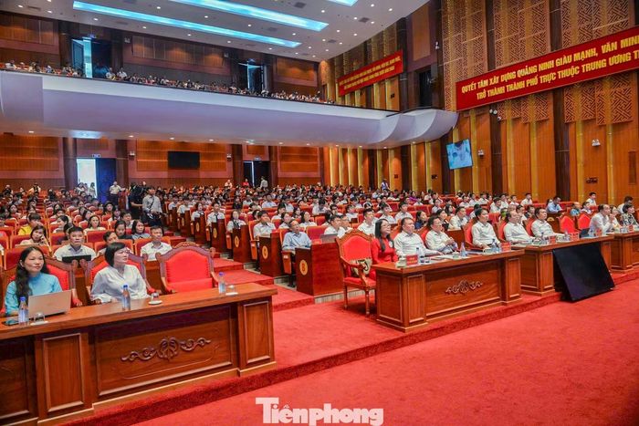 Ngoài ra, chương trình có sự tham gia của 300 em học sinh, sinh viên có thành tích học tập xuất sắc đại diện cho khoảng 400.000 học sinh, sinh viên của tỉnh Quảng Ninh.