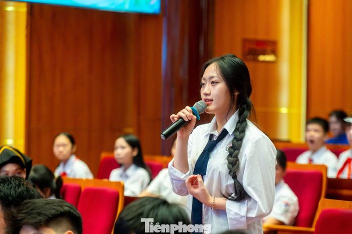 Nhiều câu hỏi của các em học sinh, sinh viên đưa ra gửi gắm niềm tin tới sự điều hành của lãnh đạo tỉnh Quảng Ninh, đồng thời mong muốn tỉnh có chính sách hỗ trợ hơn nữa cho ngành giáo dục để giúp học sinh, sinh viên tiếp cận công nghệ, AI, STEM, phát triển năng lực bản thân để trau dồi kiến thức cũng như định hướng phát triển nghề nghiệp sau học tập để quay lại đóng góp, xây dựng phát triển cho tỉnh Quảng Ninh.
