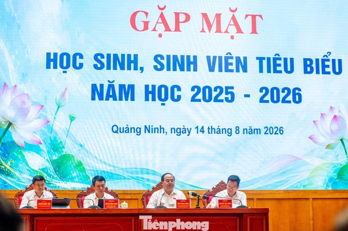 Sau đó, Bí thư Tỉnh ủy Quảng Ninh - Quản Minh Cường điều hành đối thoại giữa lãnh đạo tỉnh, HĐND tỉnh và ngành giáo dục với các em học sinh, sinh viên để giải đáp các thắc mắc cũng như chính sách hỗ trợ của Quảng Ninh dành cho giáo dục tỉnh nhà.