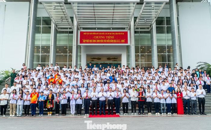 Lãnh đạo tỉnh Quảng Ninh chụp ảnh cùng các học sinh, sinh viên tiêu biểu năm học 2025 - 2026.