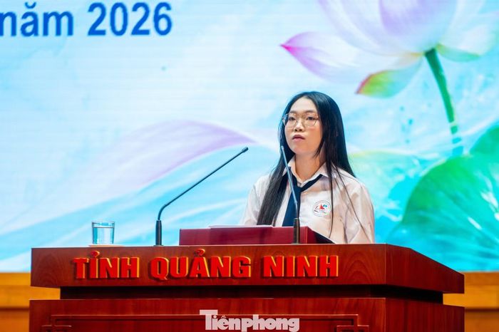 Chia sẻ về định hướng nghề nghiệp cho giới trẻ, em Vũ Ngọc Khánh, đại diện học sinh Trường Trung học phổ thông Chuyên Hạ Long, (Thủ khoa khối C00 của tỉnh, giải nhất học sinh giỏi cấp tỉnh môn Ngữ văn) bày tỏ mong muốn, tỉnh tiếp tục nâng cấp hệ thống phòng thí nghiệm hiện đại, phòng học thông minh, đồng thời mở rộng các kênh kết nối giữa học sinh với các trường đại học, viện nghiên cứu và doanh nghiệp để định hướng nghề nghiệp, phát huy tối đa năng lực sáng tạo của tuổi trẻ.