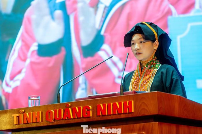 Trong khi đó, ứng dụng công nghệ AI vào học tập và cuộc sống, em Triệu Li Na (dân tộc Dao, học sinh Trường Phổ thông Dân tộc Nội trú Trung học cơ sở và Trung học phổ thông tỉnh), đại diện học sinh vùng đồng bào dân tộc thiểu số chia sẻ mô hình ứng dụng công nghệ, AI và công cụ số để bảo tồn, quảng bá bản sắc văn hóa dân tộc. Em kiến nghị, tỉnh quan tâm đầu tư hoàn thiện cơ sở hạ tầng trường lớp, tập trung ở khu vực trung tâm; hỗ trợ các chương trình nâng cao năng lực ngoại ngữ, tin học cho học sinh vùng sâu, vùng xa, giúp các em tự tin hội nhập. Li Na chia sẻ với các bạn trẻ về ý tưởng ấp ủ sử dụng smartphone, máy tính, thiết bị công nghệ để phát triển ứng dụng chia sẻ các làn điệu dân ca, bản sắc văn hóa dân tộc của đồng bào mình.