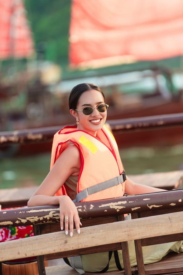 Đương kim Hoa hậu Thế giới quảng bá Vịnh Hạ Long và Quảng Ninh trên trang cá nhân.