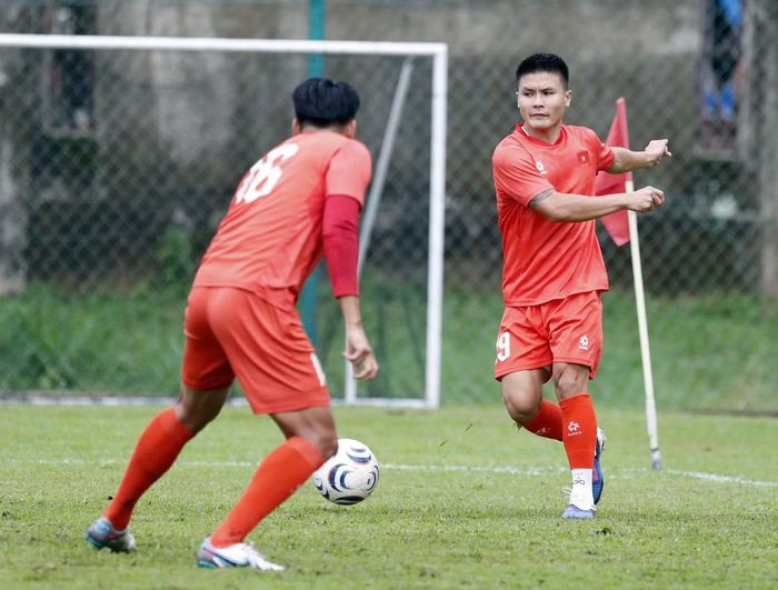 Nguyễn Quang Hải đang là tâm điểm chú ý sau trận đấu với Campuchia trên sân Mỹ Đình. Những gì anh thể hiện ở vòng bảng chưa thực sự ấn tượng như chờ đợi của giới hâm mộ. Dù vậy, HLV Kim Sang-sik và các đồng đội ở đội tuyển Việt Nam vẫn ủng hộ Quang Hải. Phó chủ tịch Trần Anh Tú hôm nay cho rằng Quang Hải là cầu thủ lớn và HLV Kim Sang-sik biết phải dùng anh như thế nào.