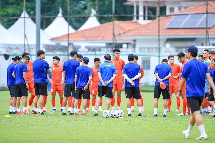  Trận bán kết lượt đi ASEAN Cup 2026 giữa Việt Nam và Malaysia sẽ diễn ra lúc 20h (giờ Việt Nam) trên sân vận động Kuala Lumpur﻿ ngày 16/8 tới. Để chuẩn bị, ngày 13/8 đội tuyển Việt Nam đã sang Kuala Lumpur và chiều nay HLV Kim Sang-sik lập tức cho các cầu thủ tập luyện. 