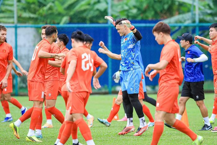 Buổi tập diễn ra khá nhẹ nhàng. Thời tiết Kuala Lumpur chiều nay mát mẻ, các cầu thủ vì vậy không bị hao sức. HLV Kim Sang-sik chủ yếu cho toàn đội vận động nhẹ, lấy lại cảm giác và thích nghi khí hậu.