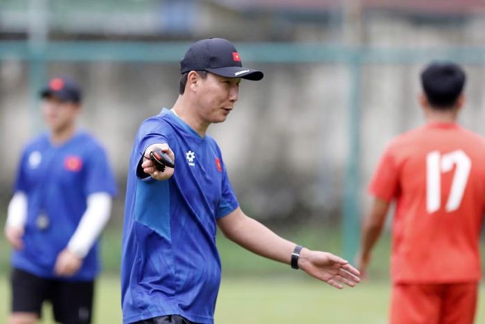 HLV Kim Sang-sik cũng tỏ ra rất thoải mái trên sân tập. Đội tuyển Việt Nam đang được đánh giá cao hơn so với Malaysia ở trận bán kết sắp tới. Mạch bất bại của đội tuyển Việt Nam dưới thời nhà cầm quân Hàn Quốc vẫn chưa dừng lại.