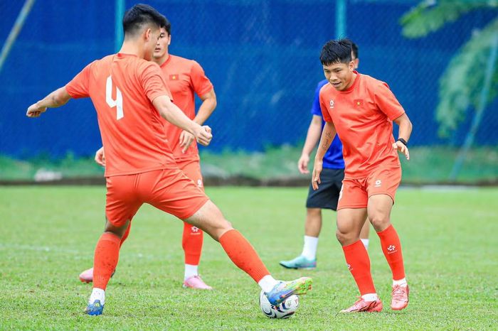 Sau phần khởi động, đội tuyển Việt Nam tiếp tục chia nhóm đá "ma" và phối hợp nhỏ.