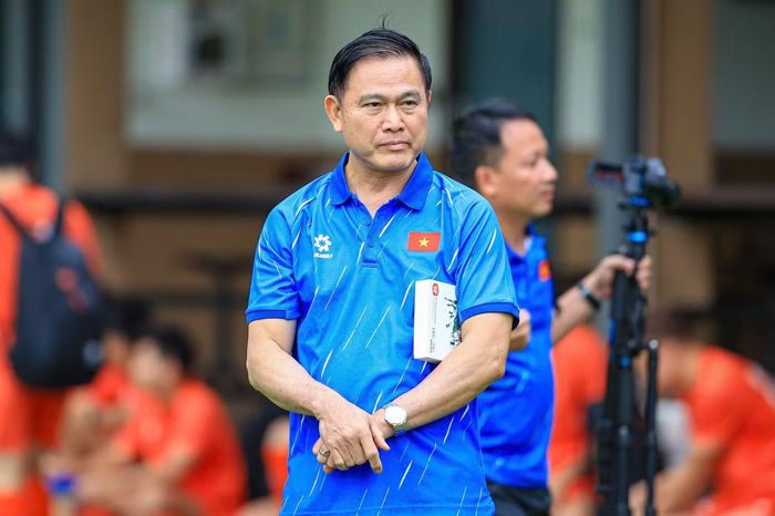 Theo Phó chủ tịch VFF Trần Anh Tú, đoàn kết và tinh thần thi đấu kiên cường cũng là những phẩm chất giúp đội tuyển Việt Nam vượt qua khó khăn, giành các thành tích trong những năm qua. Ông Trần Anh Tú cho biết đến thời điểm hiện tại, VFF đã triển khai chu đáo công tác hậu cần, chuyên môn cho đội để thầy trò HLV Kim Sang-sik yên tâm tập trung thi đấu. Trước ý kiến lo ngại về mặt sân cỏ lá gừng của sân Kuala Lumpur không quen với đội tuyển Việt Nam, ông Trần Anh Tú cho rằng cầu thủ chuyên nghiệp cần thích nghi và đội tuyển Việt Nam từng đối diện với vấn đề này.
