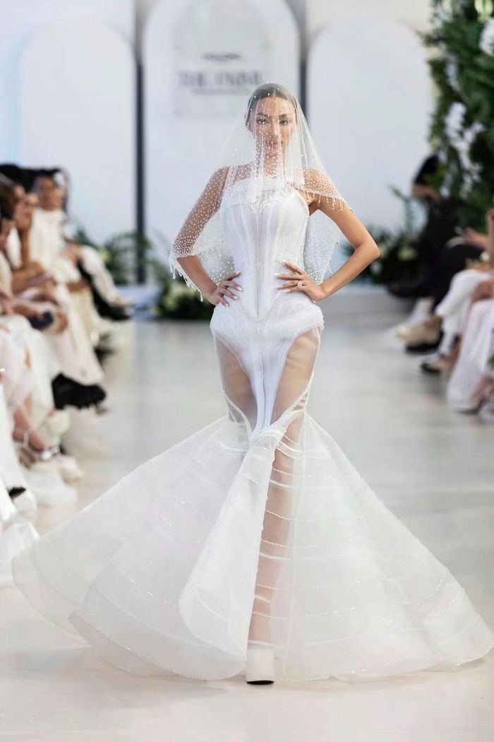 Dàn sao dự show và biểu diễn thời trang tối 13/8.