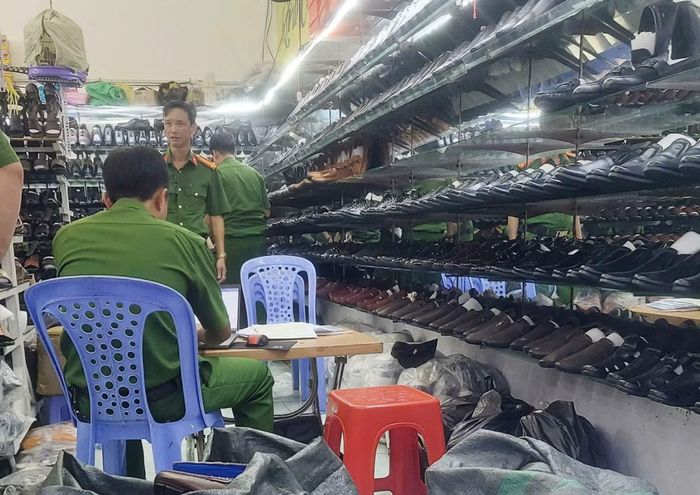 Nhiều sản phẩm giả mạo các nhãn hiệu nổi tiếng thế giới được phát hiện tại cửa hàng của ông Tân. Ảnh: CACT
