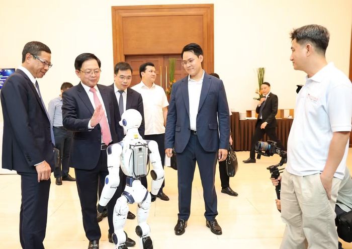 Phó Thủ tướng Hồ Quốc Dũng tham quan triển lãm công nghệ bên lề Diễn đàn.