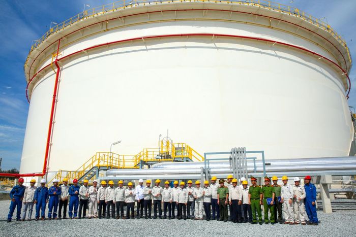 Đại diện Bộ Công Thương, UBND tỉnh Quảng Ngãi, KKT Dung Quất và các cấp chính quyền tham quan, chúc mừng BSR khánh thành, đưa vào hoạt động bồn chứa dầu thô mới tại NMLD Dung Quất.